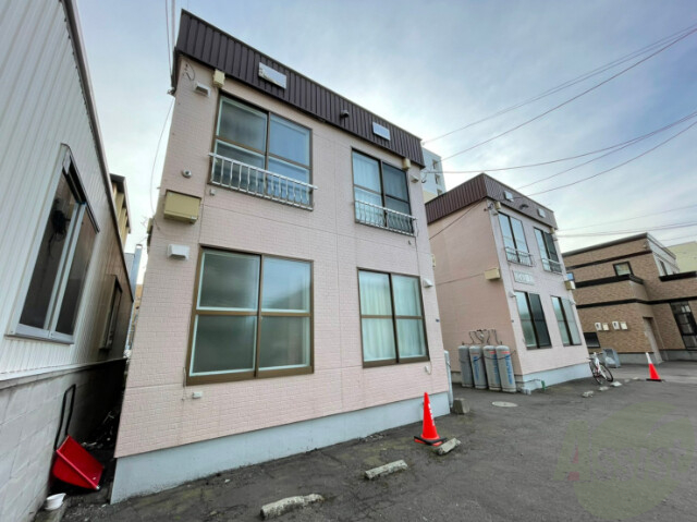札幌市中央区南十六条西のアパートの建物外観