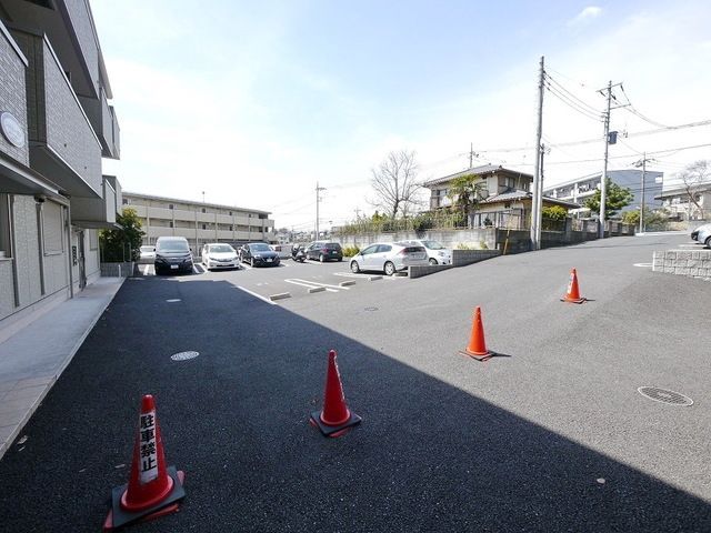 【入間市大字上藤沢のアパートの駐車場】