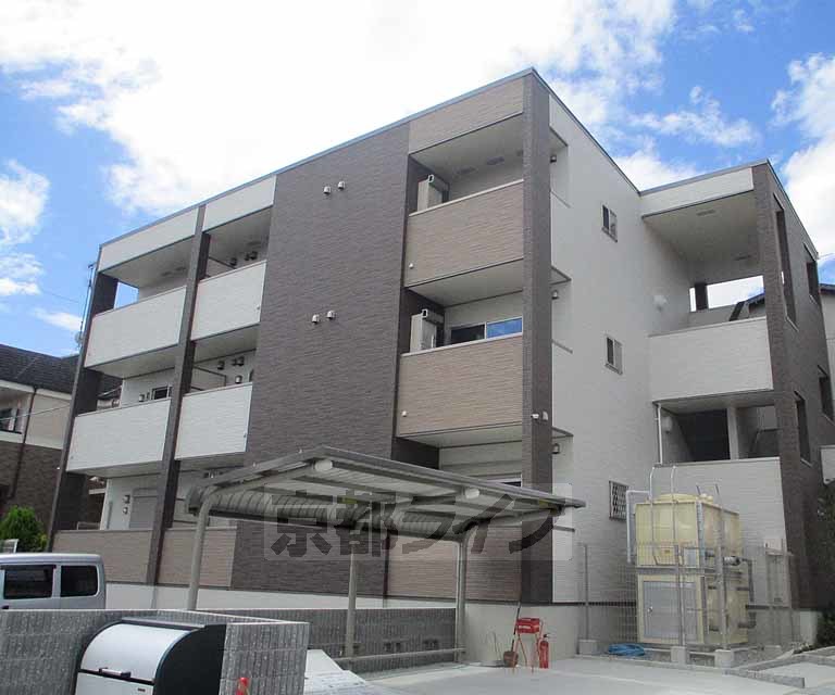 京田辺市三山木南山のアパートの建物外観
