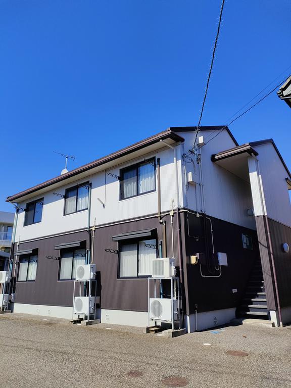 五泉市本町のアパートの建物外観