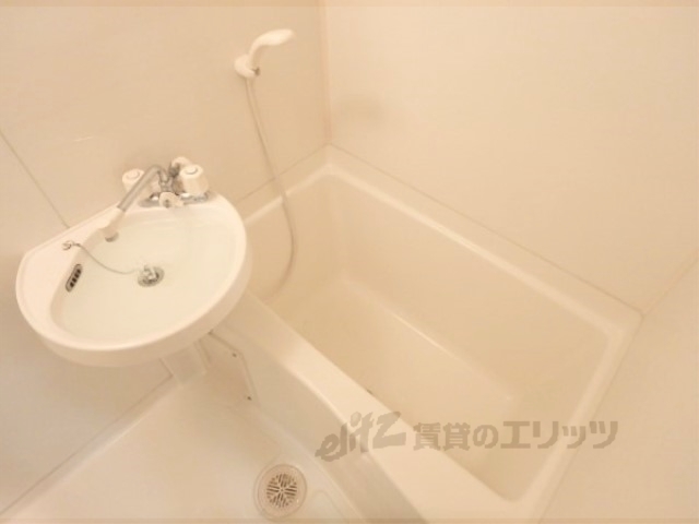 バス・シャワールーム　清潔感のあるお風呂です