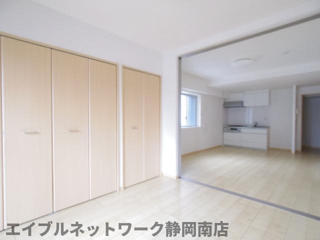 その他　こちらの居間で趣味の時間をお楽しみください