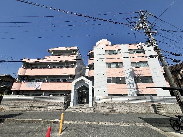 京都市右京区嵯峨石ケ坪町のマンションの建物外観