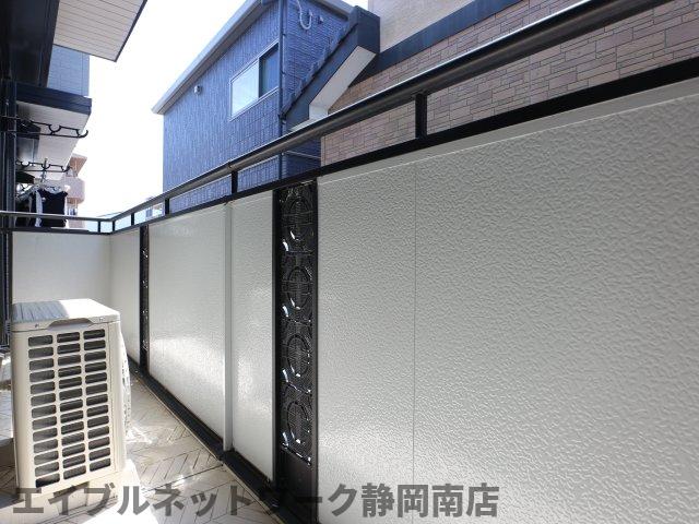 開放的で明るい空間を演出してくれるバルコニーです