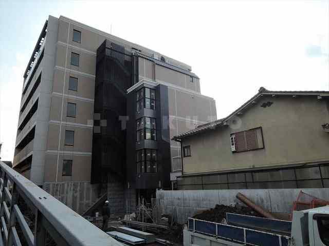 京都市下京区西七条南衣田町のマンションの建物外観