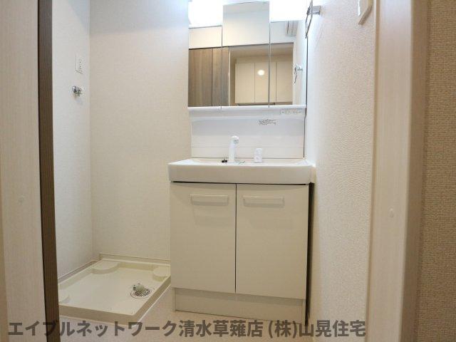 洗面設備　ゆったりとスペースのある洗面所