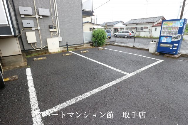 【レオパレスルーチェIIIの駐車場】