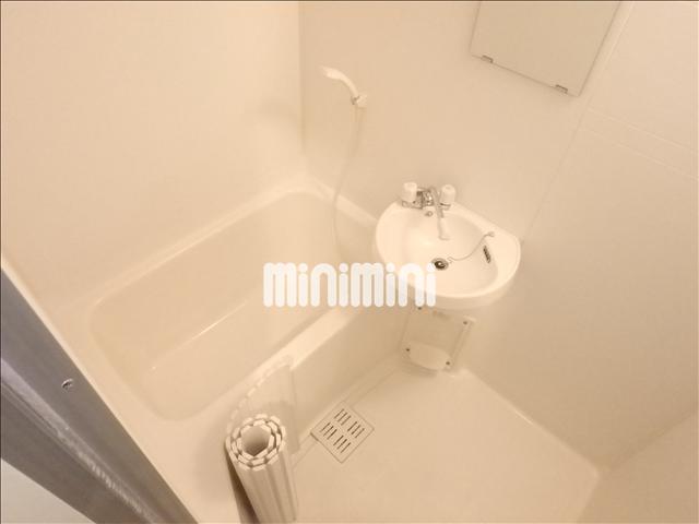 バス・シャワールーム　真ん中に洗面台がついています。