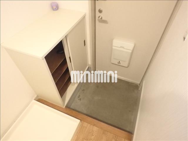 玄関　靴箱がついているので玄関をスッキリつ