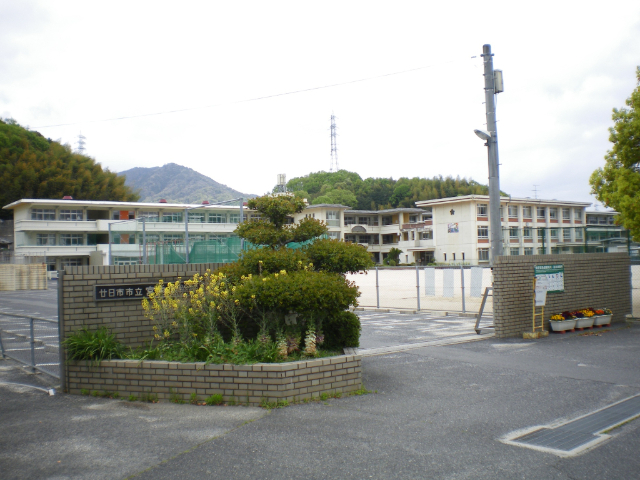 【グランカーサ宮内の小学校】