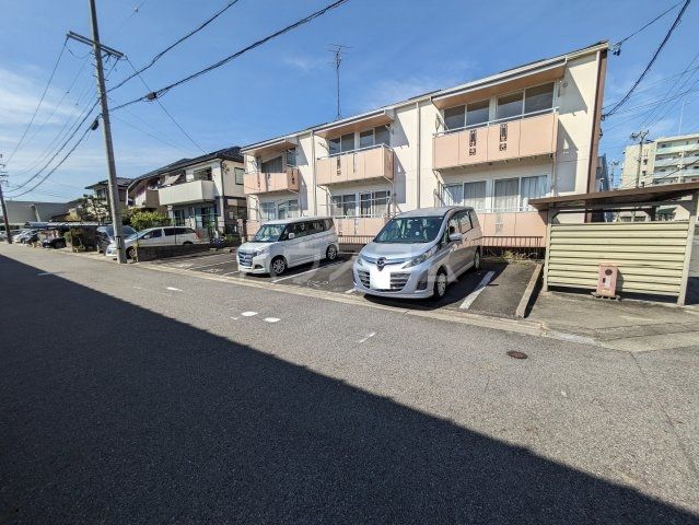 【岡崎市南明大寺町のアパートの駐車場】