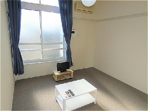 居室・リビング　カーテンやテーブル、テレビも備え付けです