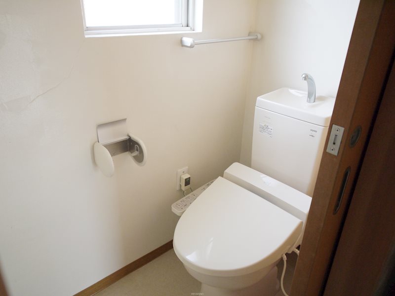 トイレ　温水暖房便座付トイレです。