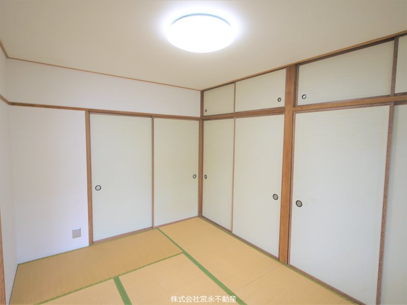収納　天袋付の押入が二間分ある和室です。
