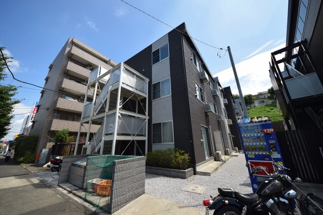 【八王子市松木のマンションの建物外観】