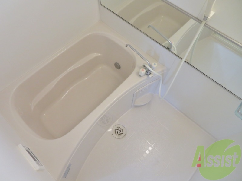 バス・シャワールーム　お風呂は日々の疲れを取ることが出来るくらいの広さがあります。