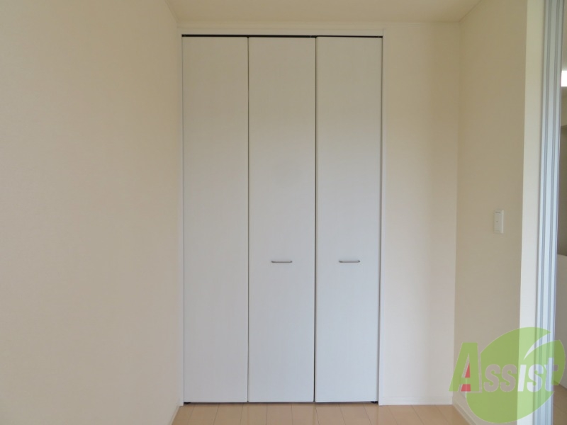 収納　寝室にある収納です。大きさがあり、たくさん物が入りそうです。