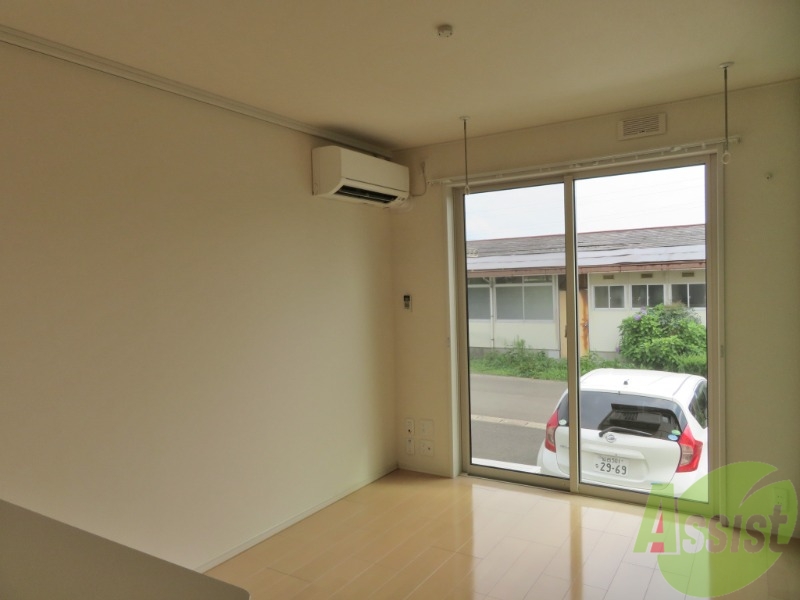 居室・リビング　清潔感があり日当たりが良いリビングは、家具の配置も楽しめます