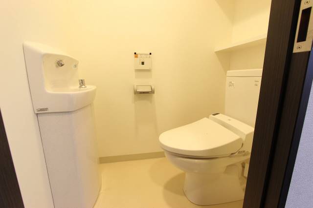 トイレ　トイレにも手洗い場がついてます