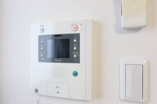 セキュリティ　モニターホンで誰がきてるかすぐわかりますね