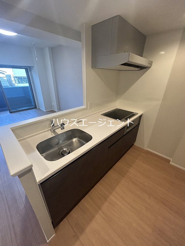 キッチン　3口IHヒーターのシステムキッチンです。