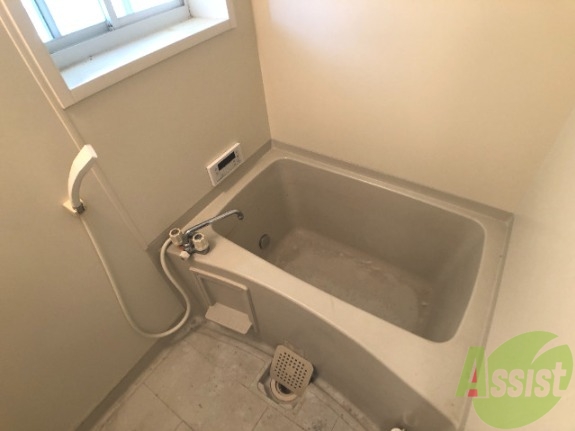 バス・シャワールーム　バスルームはこちら。狭すぎず、シャワーも浴びれそうですね。