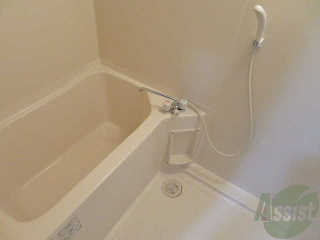 バス・シャワールーム　こちらはお風呂。一日の疲れをここで癒してください。