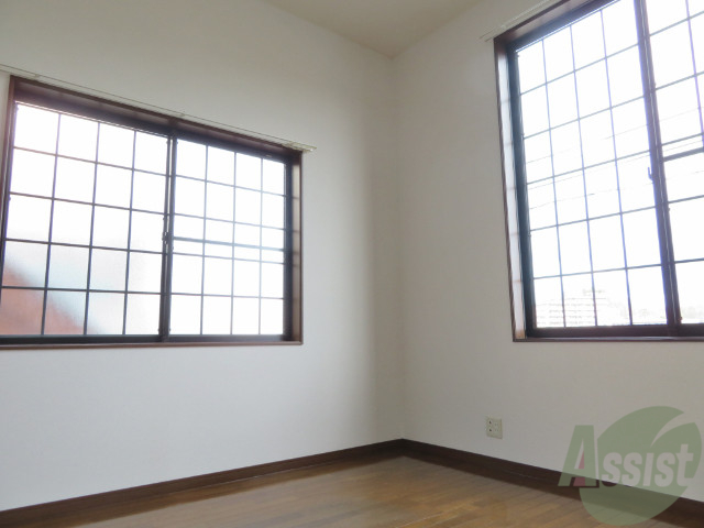 居室・リビング　リビングはこんな感じです。窓が大きくてよく陽が入ってきます。