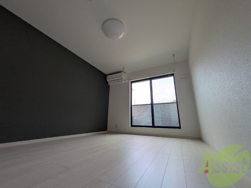 居室・リビング　こちらは洋室です、壁紙がオシャレですね～。