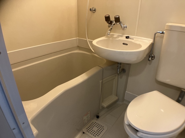 バス・シャワールーム　※補修前の参考画像の為、設備等は現況優先。