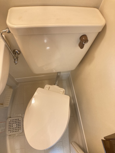 トイレ　※補修前の参考画像の為、設備等は現況優先。