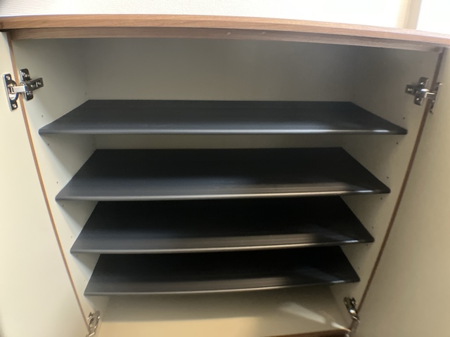 玄関　※補修前の参考画像の為、設備等は現況優先。