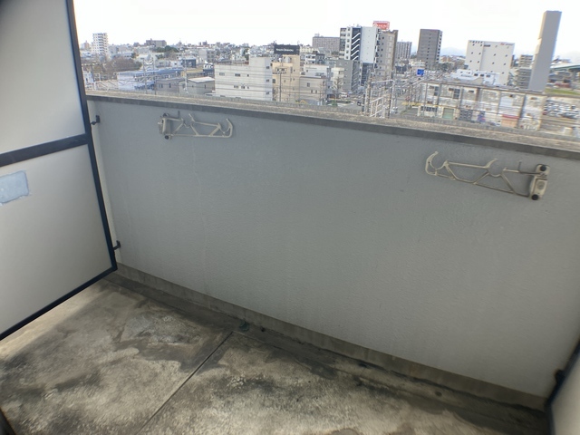 バルコニー　※補修前の参考画像の為、設備等は現況優先。