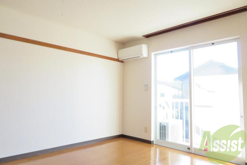 居室・リビング　広い１Ｋ、部屋明るいですね。