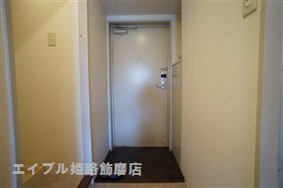 玄関　写真は反転のお部屋です