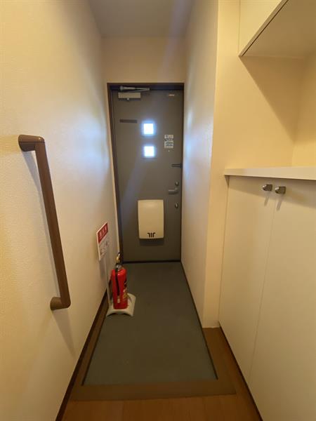 玄関　玄関をあけるとまず階段が！