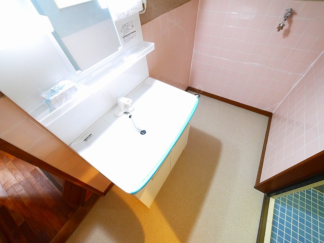 洗面設備　ゆったりとスペースのある洗面所