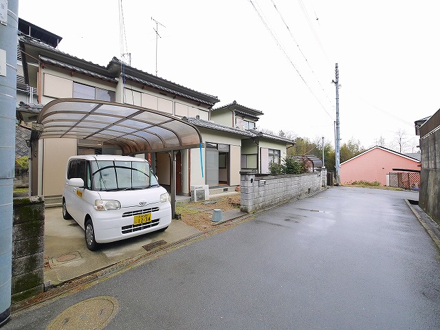 駐車場　車をお持ちの方に嬉しい駐車場付きの物件です