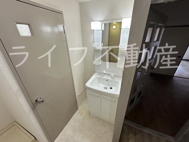 洗面設備　独立洗面台、小物を置くことができて便利です