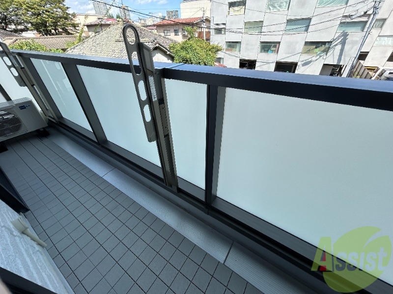 バルコニー　広々としたベランダもございます。雨戸も付いております。