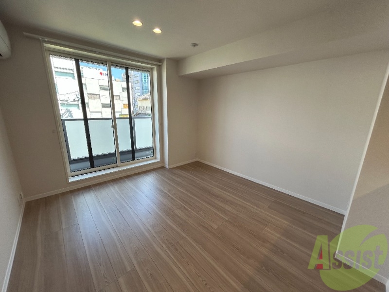 居室・リビング　１２．５帖のＬＤＫです。木目調の落ち着いたフロアが印象的です