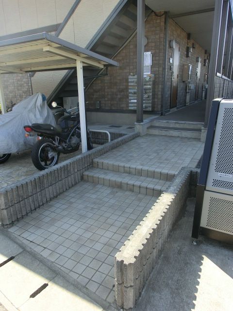 エントランス　エントランス　共用メールボックスはこちら