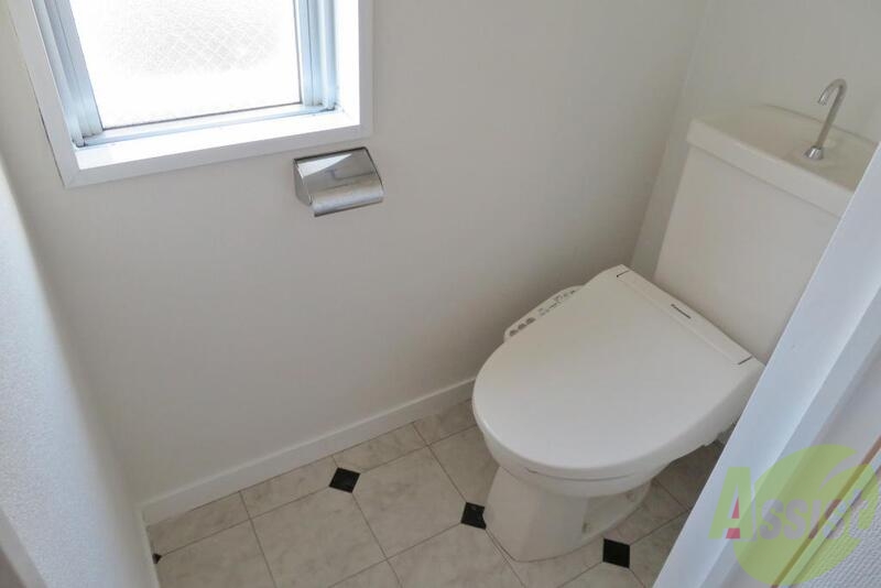 トイレ　トイレの窓や床もなかなかいい感じですねー