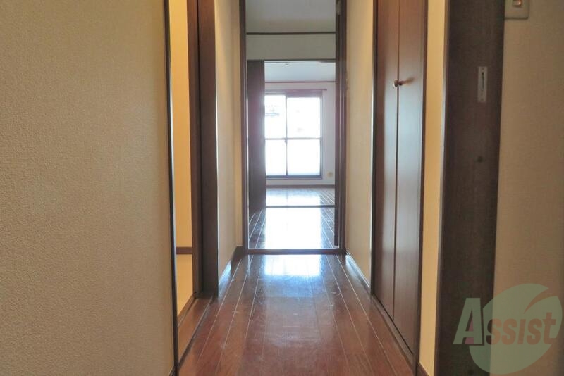 玄関　玄関から見て、右がトイレ、左がお風呂になります。