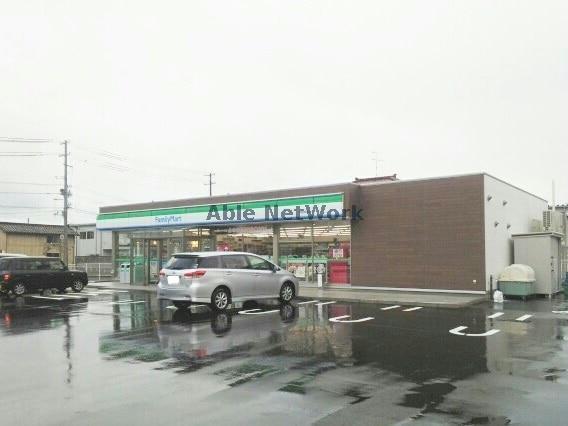 コンビニ　ファミリーマート柏崎城塚店（コンビニ）まで1180m
