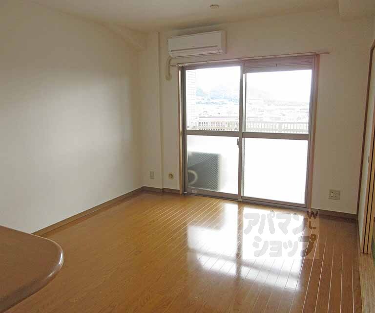 居室・リビング　南向きの明るいリビングです。