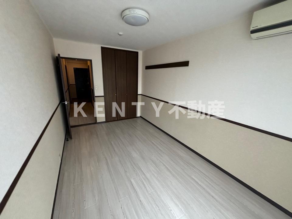 その他部屋・スペース　落ち着いた色調の寝室です