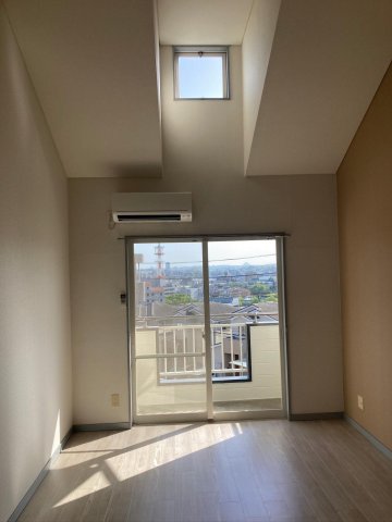 居室・リビング　天井が高いので開放感があります