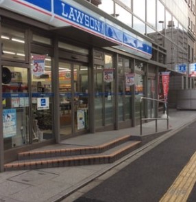 コンビニ　ローソン 西早稲田駅前店（コンビニ）まで48m