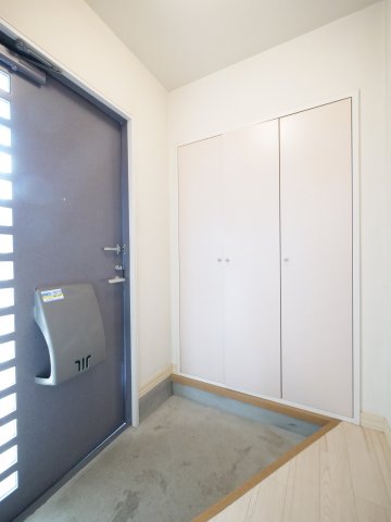 玄関　※写真は別の部屋のものです。